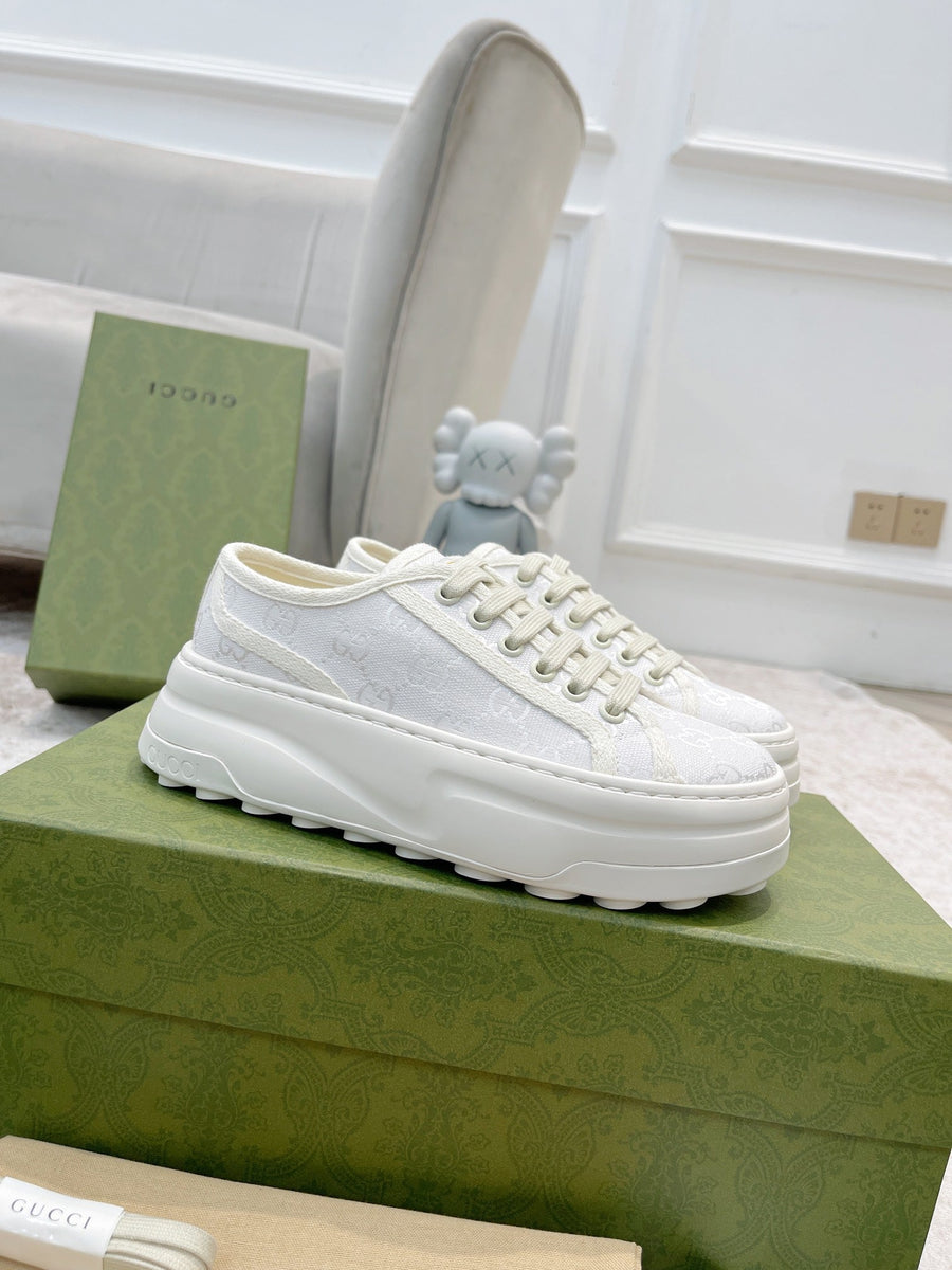 Tênis Canvas Branco Padrão Entrelaçado
