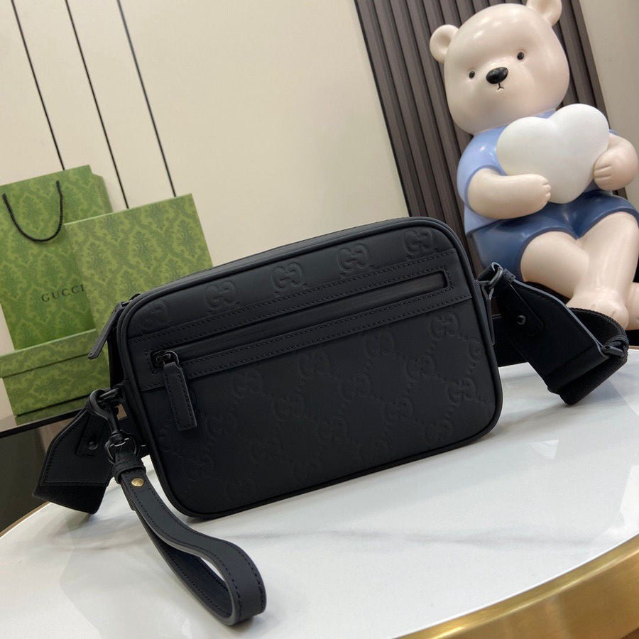 Bolsa Pequena Couro Preto Letras Entrelaçadas