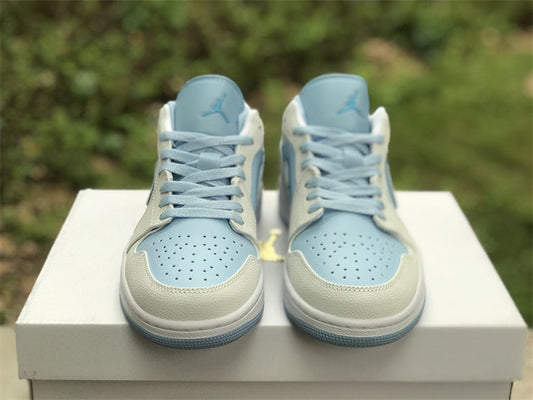 AIR JORDAN 1 LOW SE REVERSE ICE BLUE - detalhe do cadarço