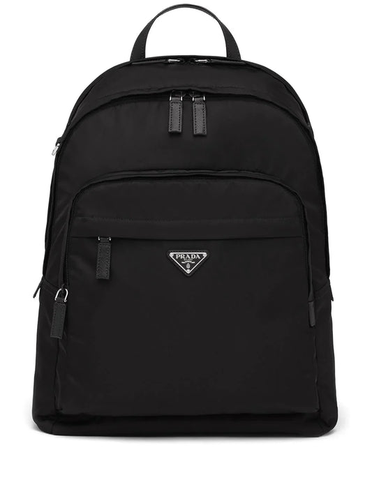 Prada - Mochila de re-nylon com placa de logo