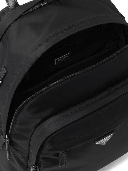 Prada - Mochila de re-nylon com placa de logo
