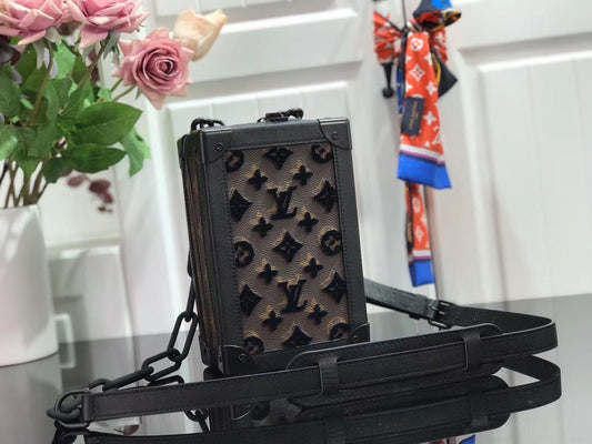 Bolsa Satchel Couro Padrão Monograma Geométrico Preto Vertical