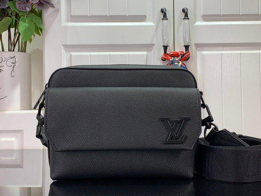 Bolsa Mensageiro Couro Preto Detalhe Relevo Geométrico