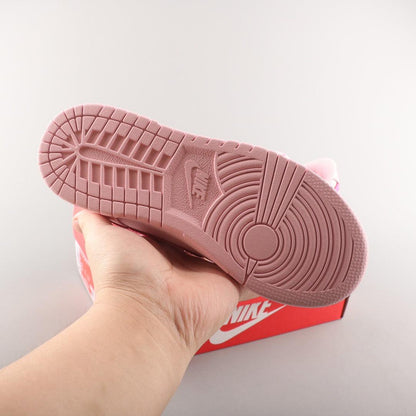 Nike Dunk Low Triple Pink
