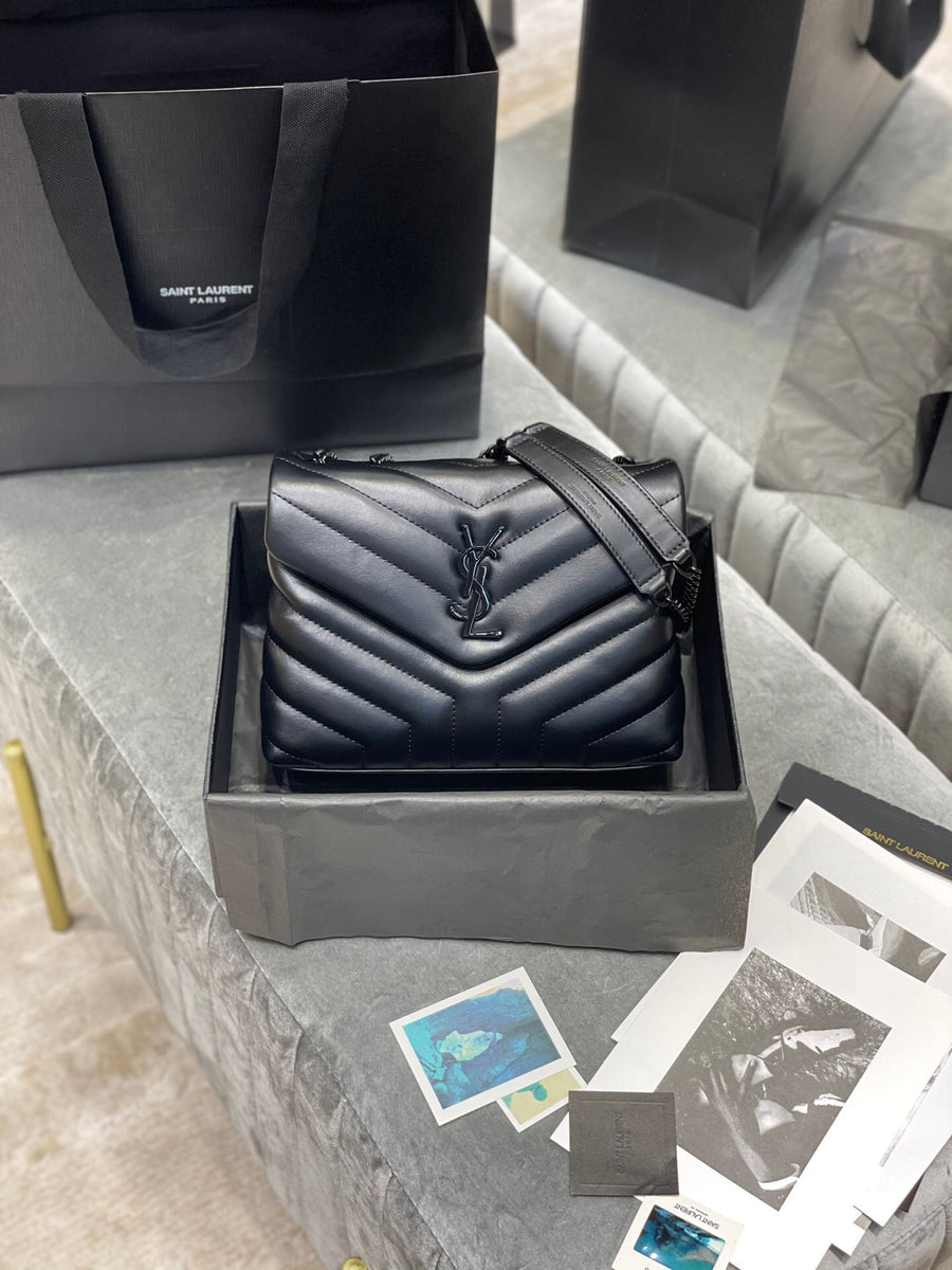 Bolsa Satchel Couro Preto Corrente Dourada