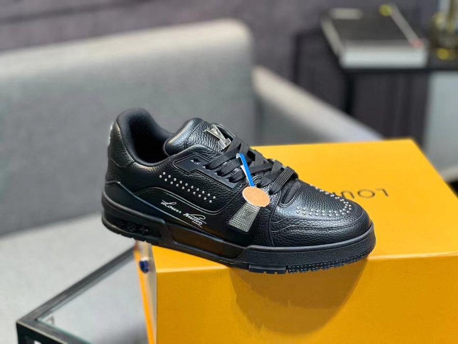 Tênis Couro Preto Detalhe Dourado