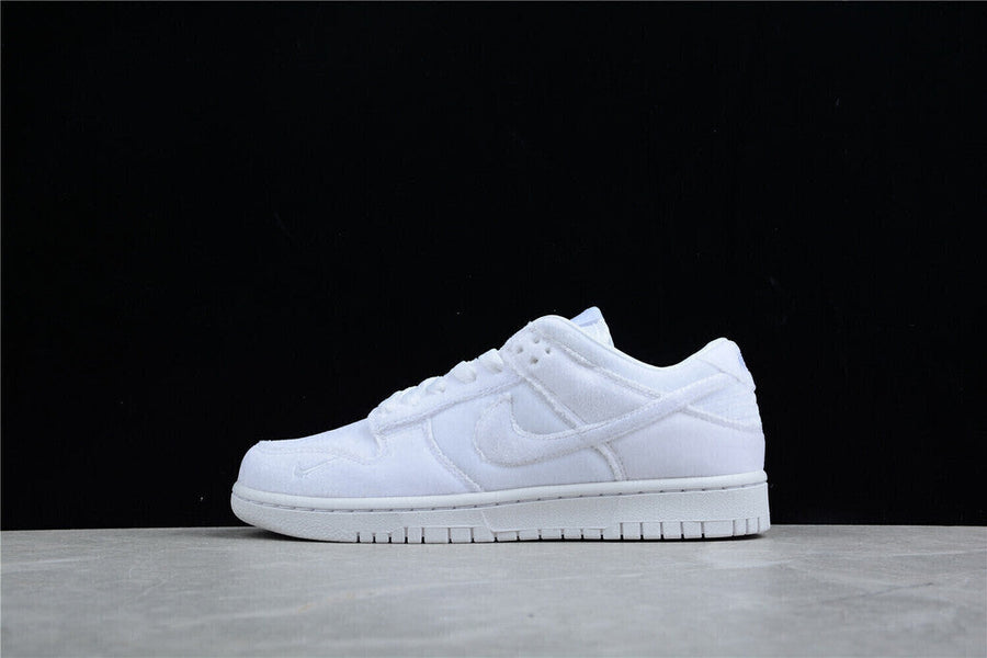 Tênis Cano Baixo Veludo Branco com Detalhes em Relevo