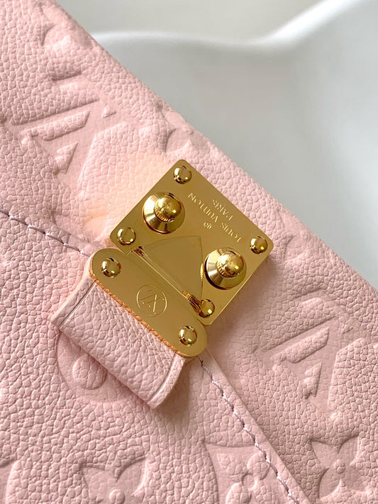 Pochette Métis East West Monogram Empreinte Pink Opale