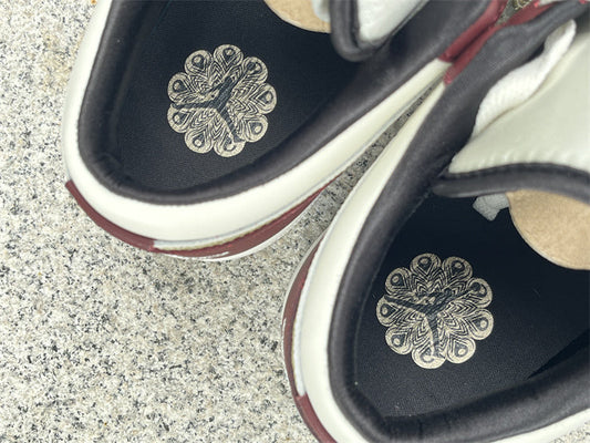 Air Jordan 1 Low SE “Year of the Dragon” - detalhe do cadarço