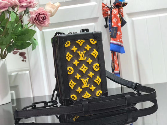 Bolsa Vertical Couro Padrão Monograma Geométrico Marrom