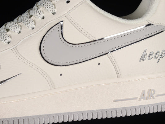 AIR FORCE 1 LOW 07 KEEP FRESH BEIGE/LIGHT GREY/SILVER - detalhe do cadarço