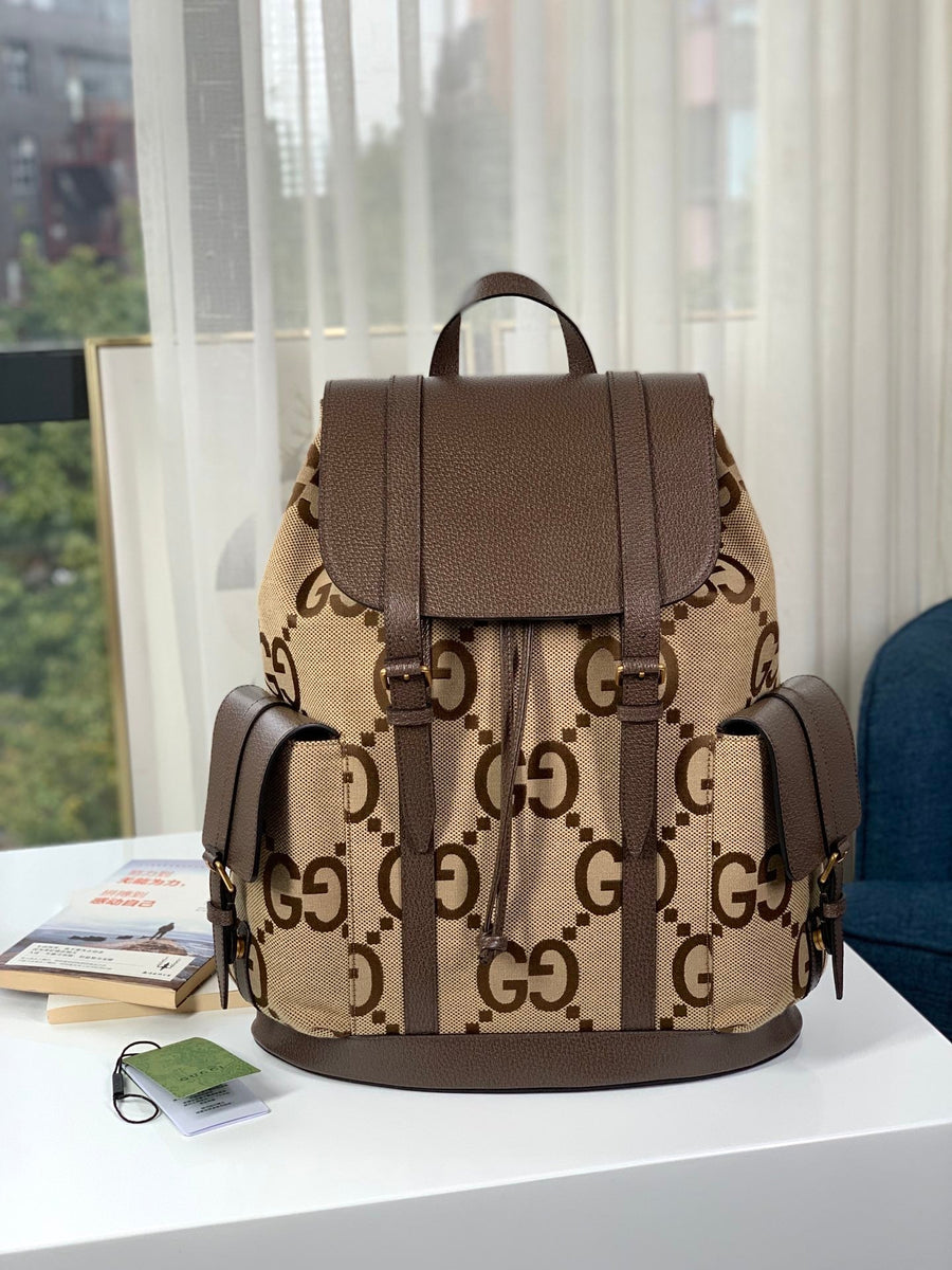 Mochila Couro Padrão Letras Entrelaçadas Camel Detalhe Preto