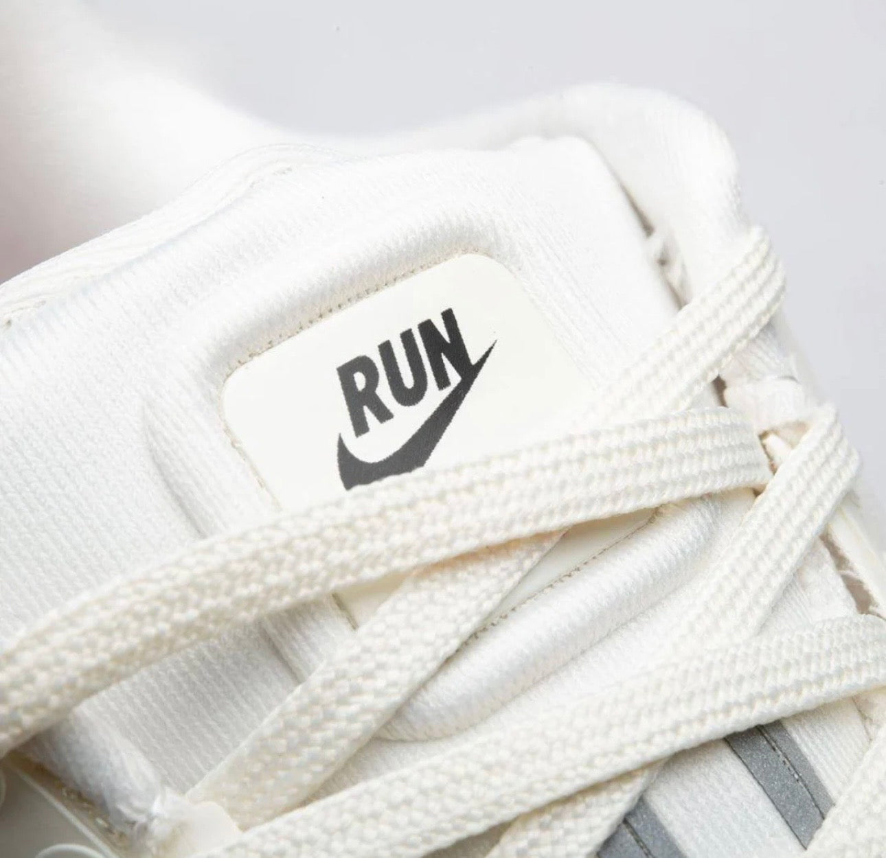 Nike Vomero Premium - Bege/Laranja