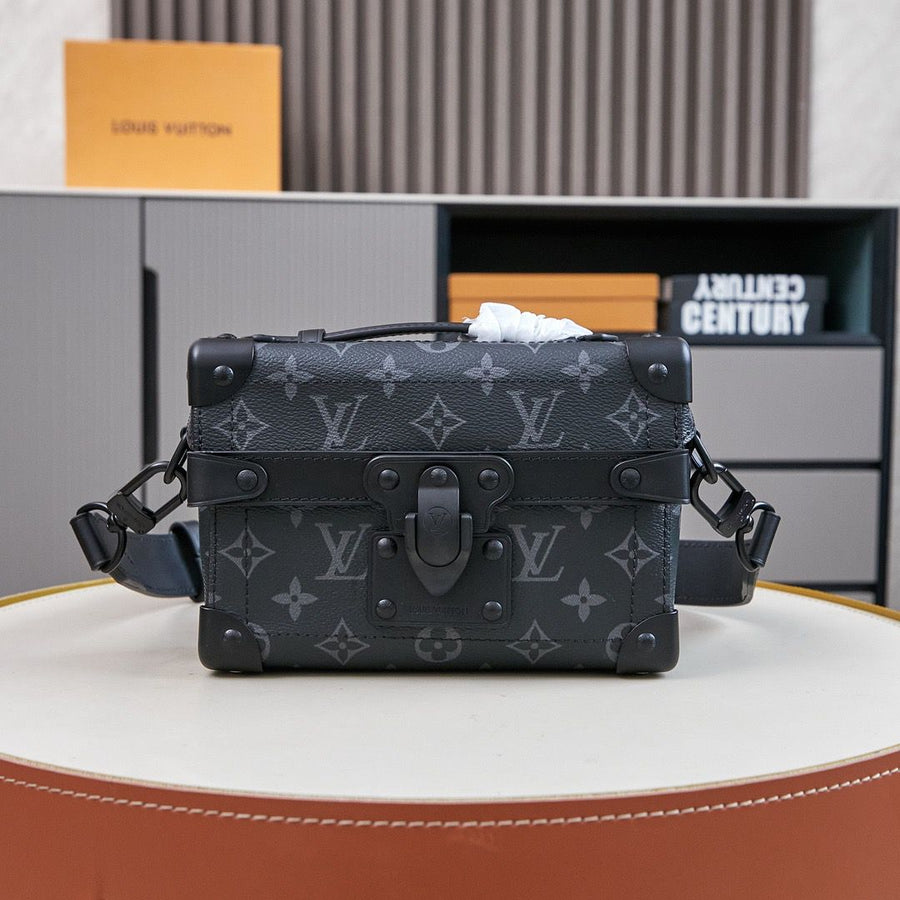 Bolsa Satchel Couro Padrão Monograma Geométrico Marrom com Detalhe Baú