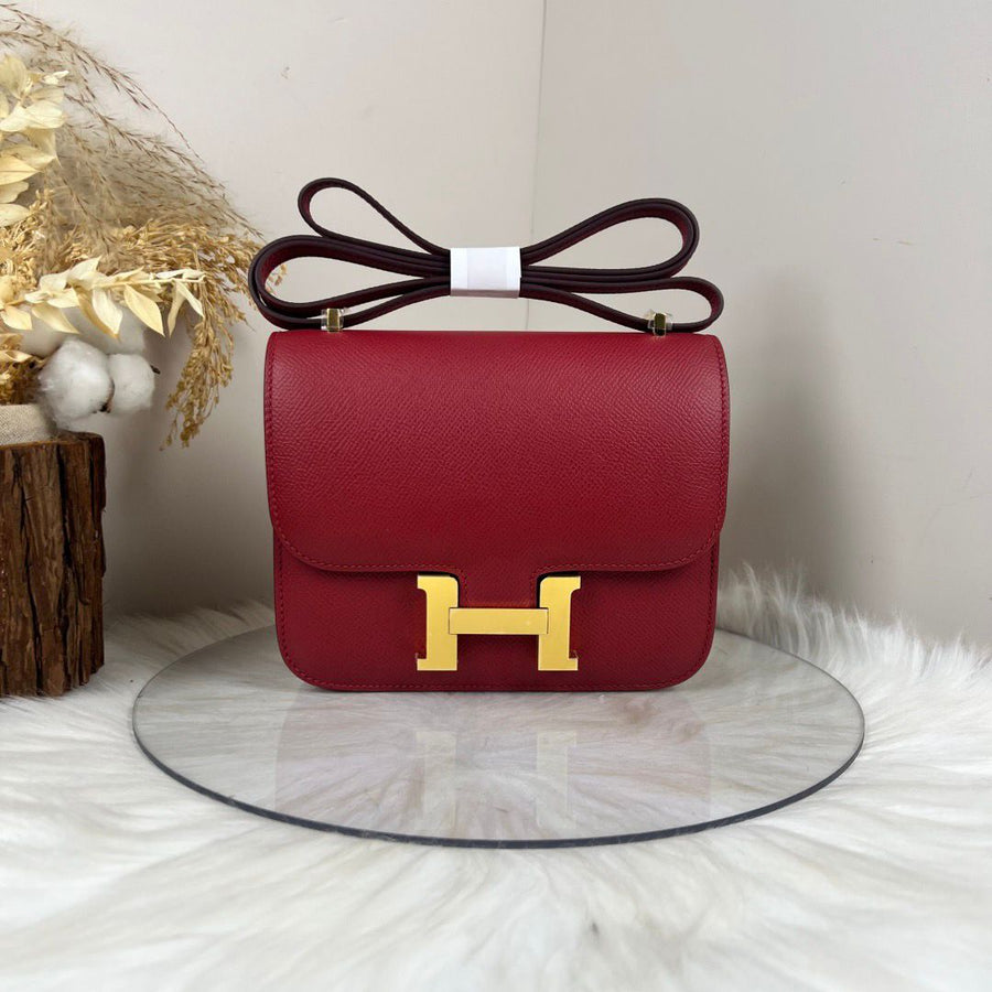 Bolsa Estruturada Couro Aba Frontal com Fecho H Dourado