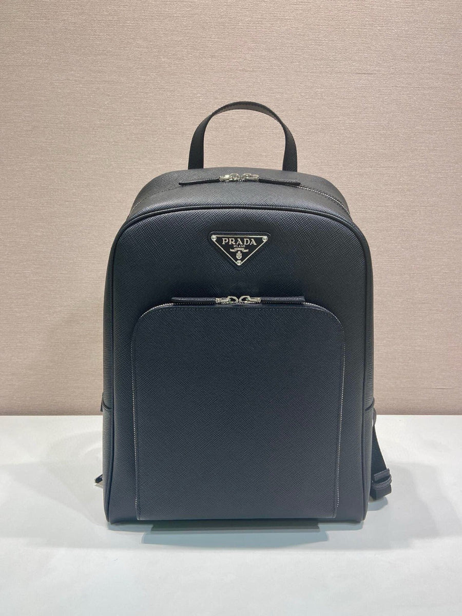 Mochila Couro Preto com Placa Triangular