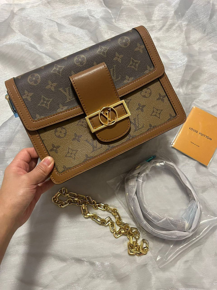 Bolsa Couro Padrão Monograma Geométrico Marrom com Corrente