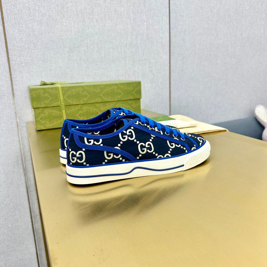 Tênis Couro Azul Letras Entrelaçadas Brancas