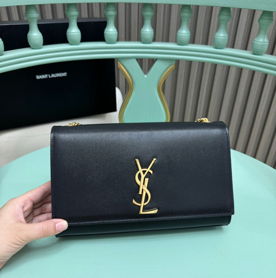 Bolsa Satchel Couro Preto com Corrente Lateral
