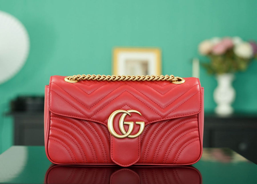 Bolsa Satchel Couro Matelassê Vermelho Letras Entrelaçadas Pequena