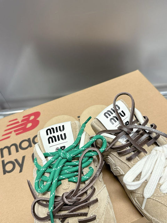 Mule New Balance x Miu Miu 530 SL em camurça desbotada