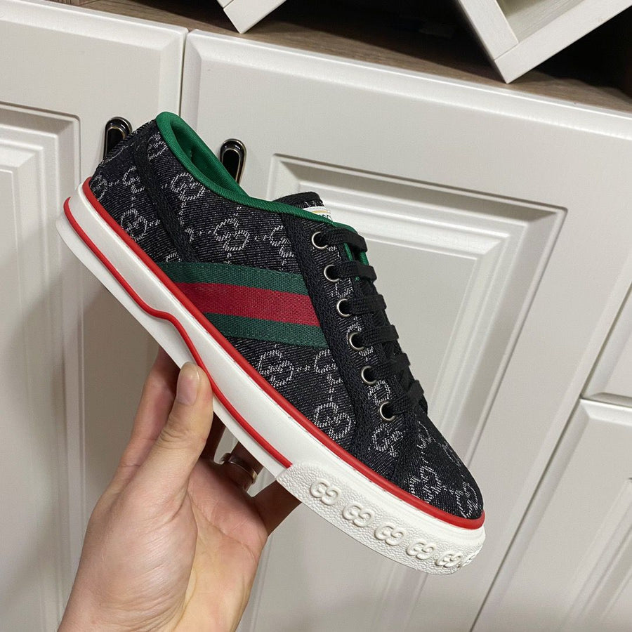Tênis Couro Preto Letras Entrelaçadas Multicolor