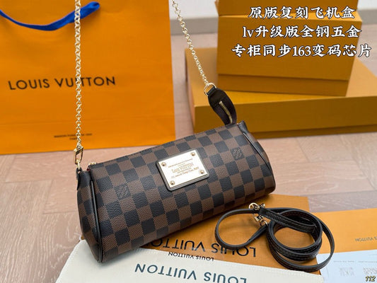 Bolsa Clutch Couro Padrão Quadriculado Marrom