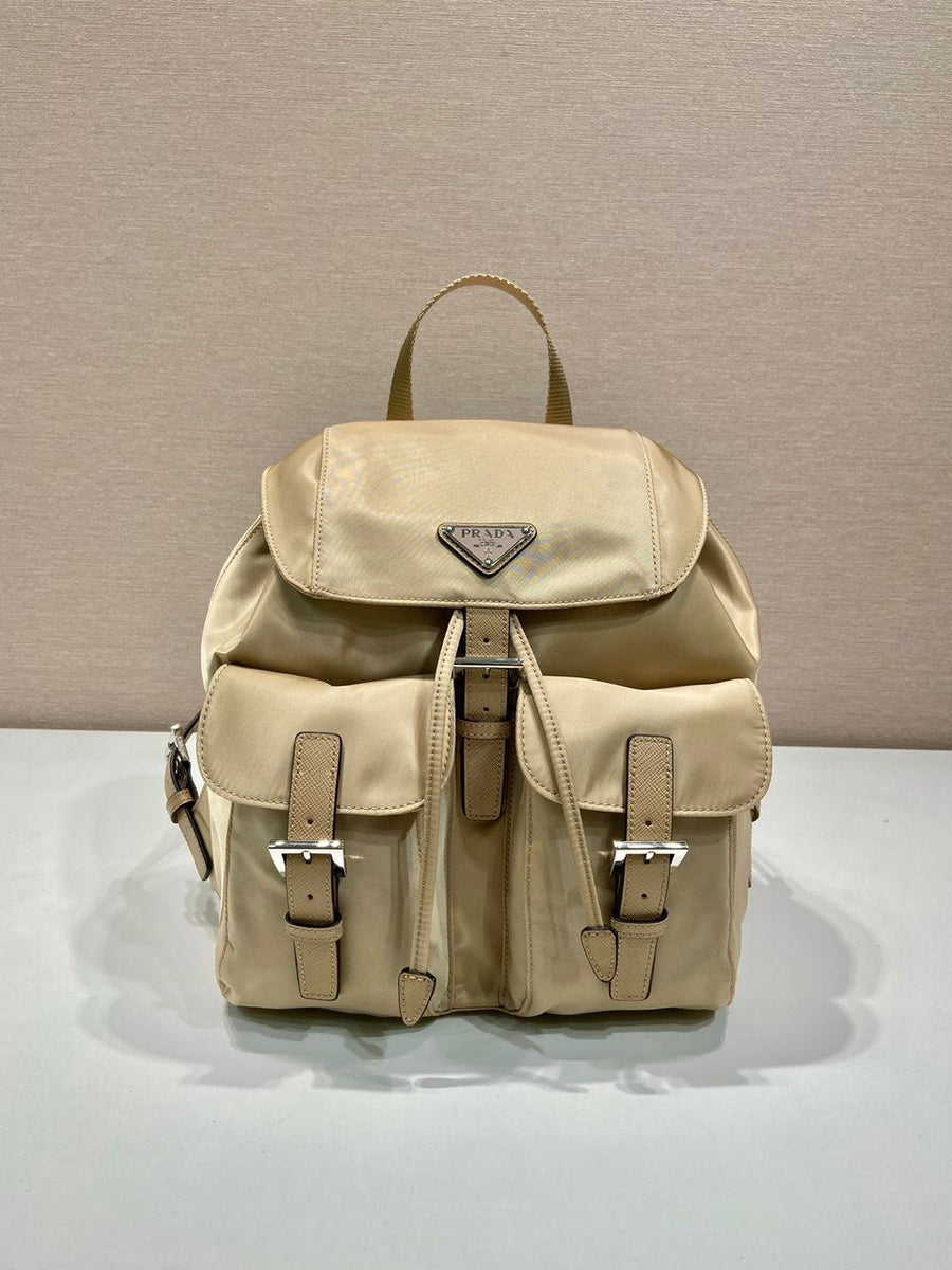 Mochila Nylon Bege com Placa Triangular