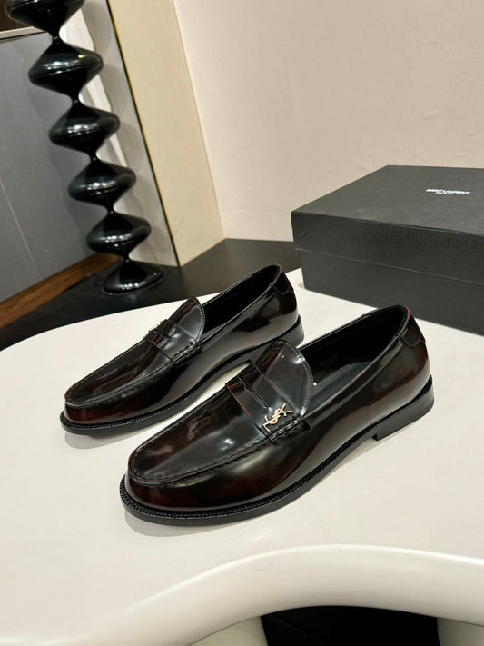 Mocassim Couro Preto com Placa Frontal Dourada