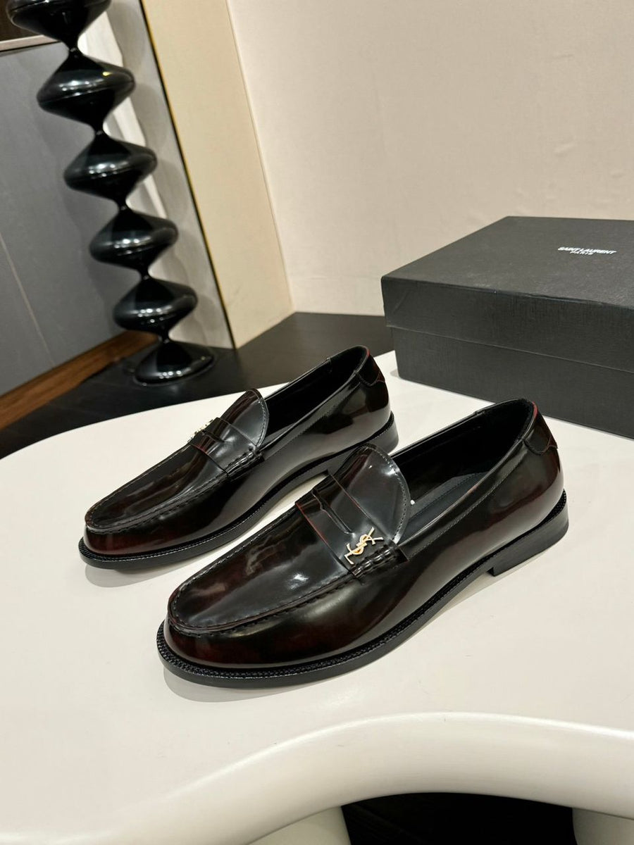 Mocassim Couro Preto com Placa Frontal Dourada