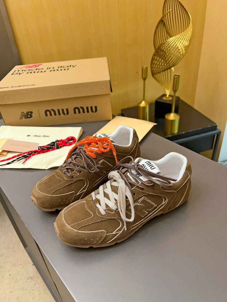 Tênis Runner Retro Tons Canela com Detalhes Contrastantes