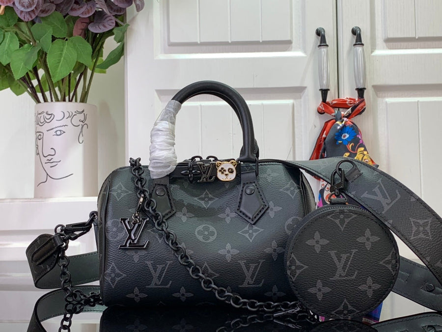 Bolsa Satchel Couro Preto Padrão Monograma Geométrico 18cm