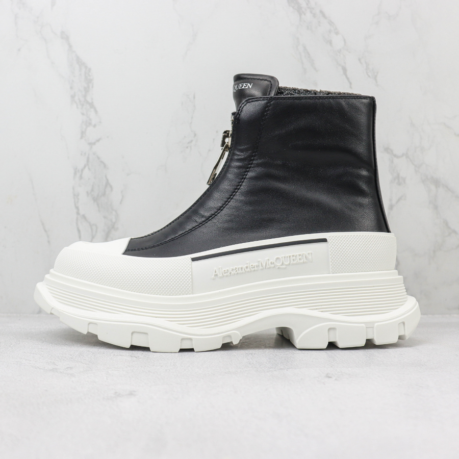 Bota Cano Médio Couro Preto Solado Branco com Zíper