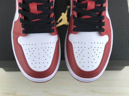 Air Jordan 1 Low Gym Red Black - detalhe do cadarço