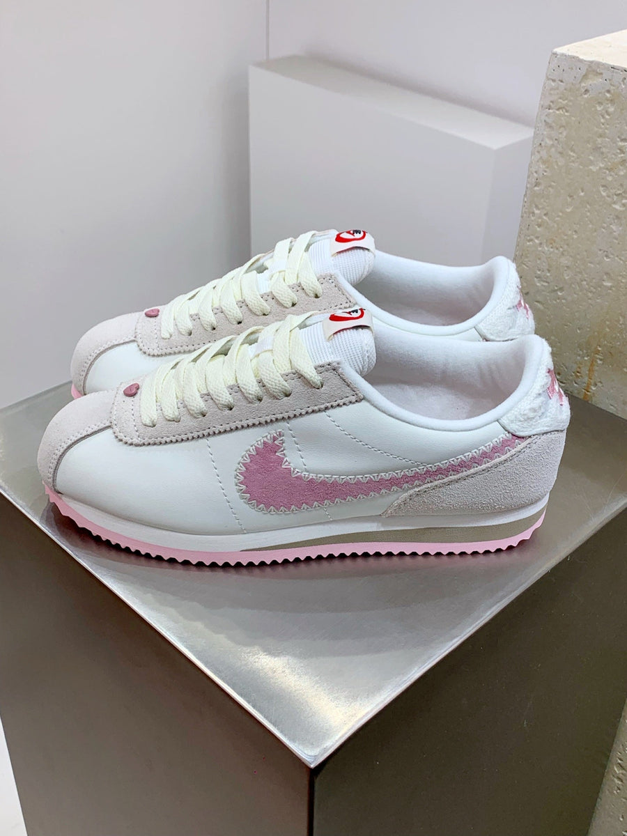 Tênis Couro Casual Branco Detalhe Vermelho Temático