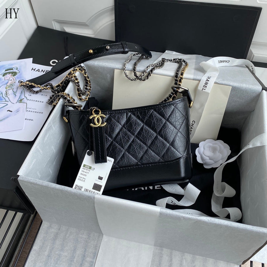 Bolsa Hobo Couro Preto Pequena com Alça Corrente
