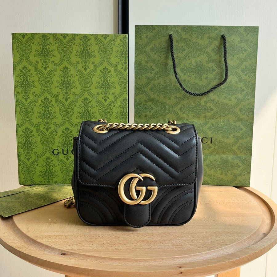 Bolsa Pequena Couro Preto Letras Entrelaçadas Mini