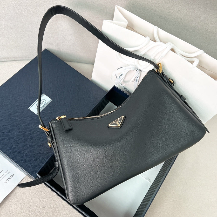 Bolsa Estruturada Couro Preto Placa Triangular