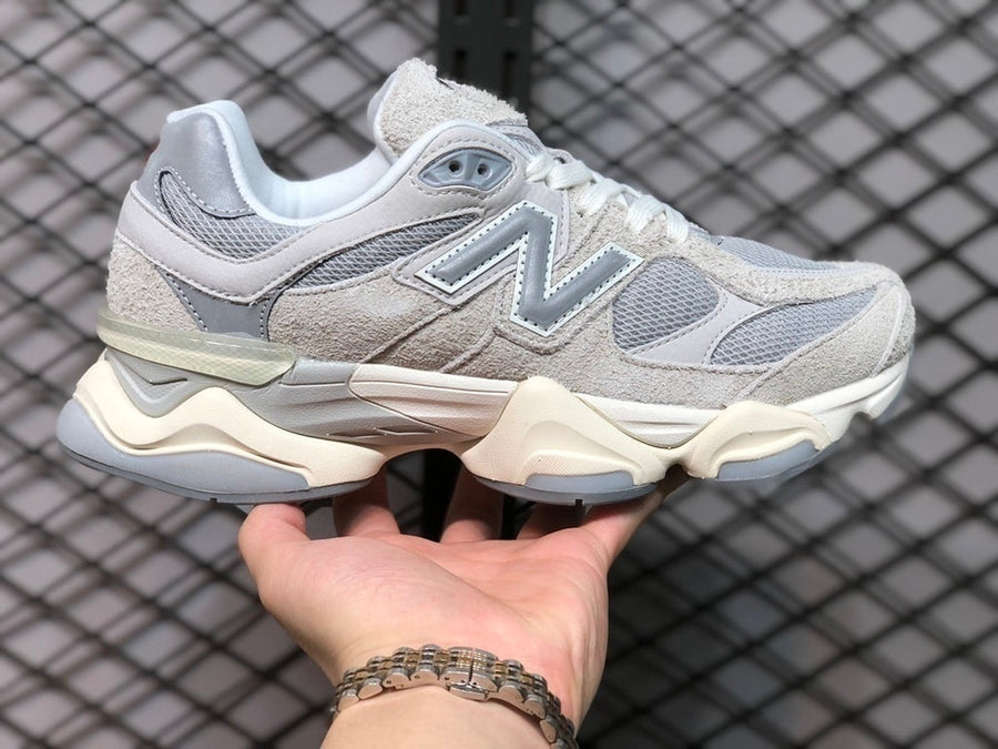 Tênis Runner Cinza Chumbo Detalhe Festivo